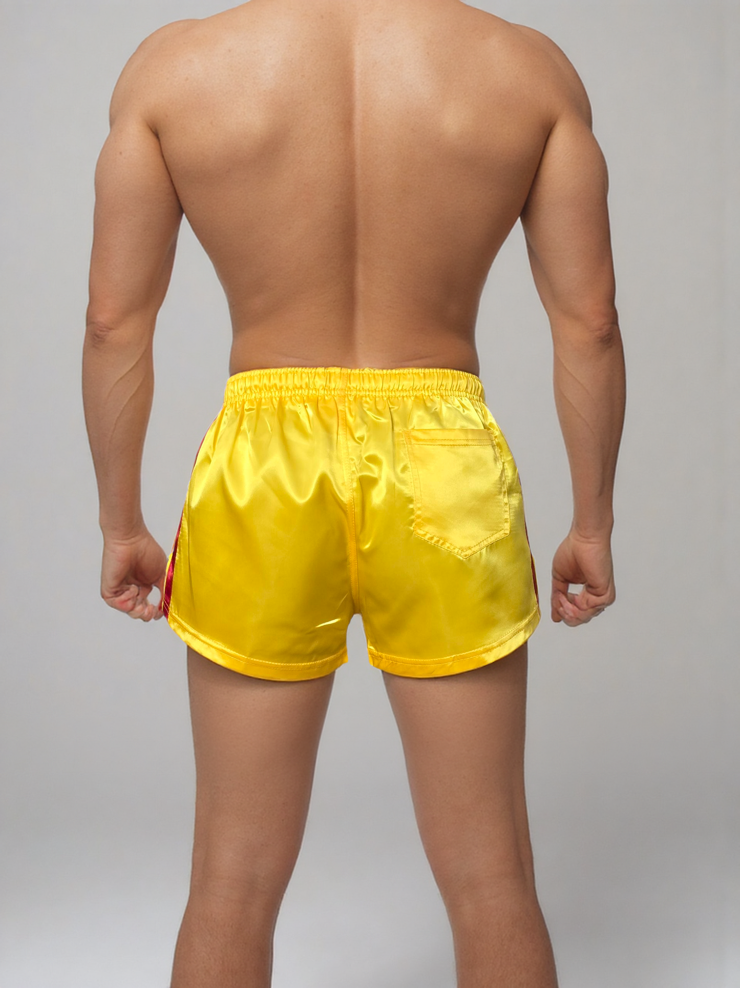 Retro Gelb mit Rot Satin Sport & Freizeit Shorts.