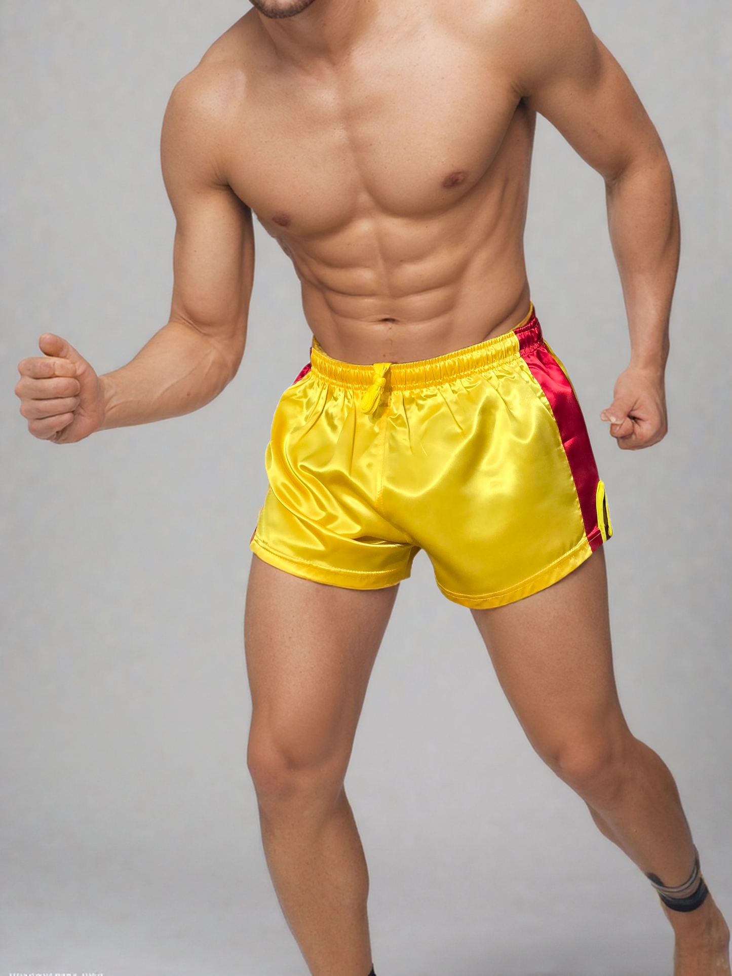Retro Gelb mit Rot Satin Sport & Freizeit Shorts.