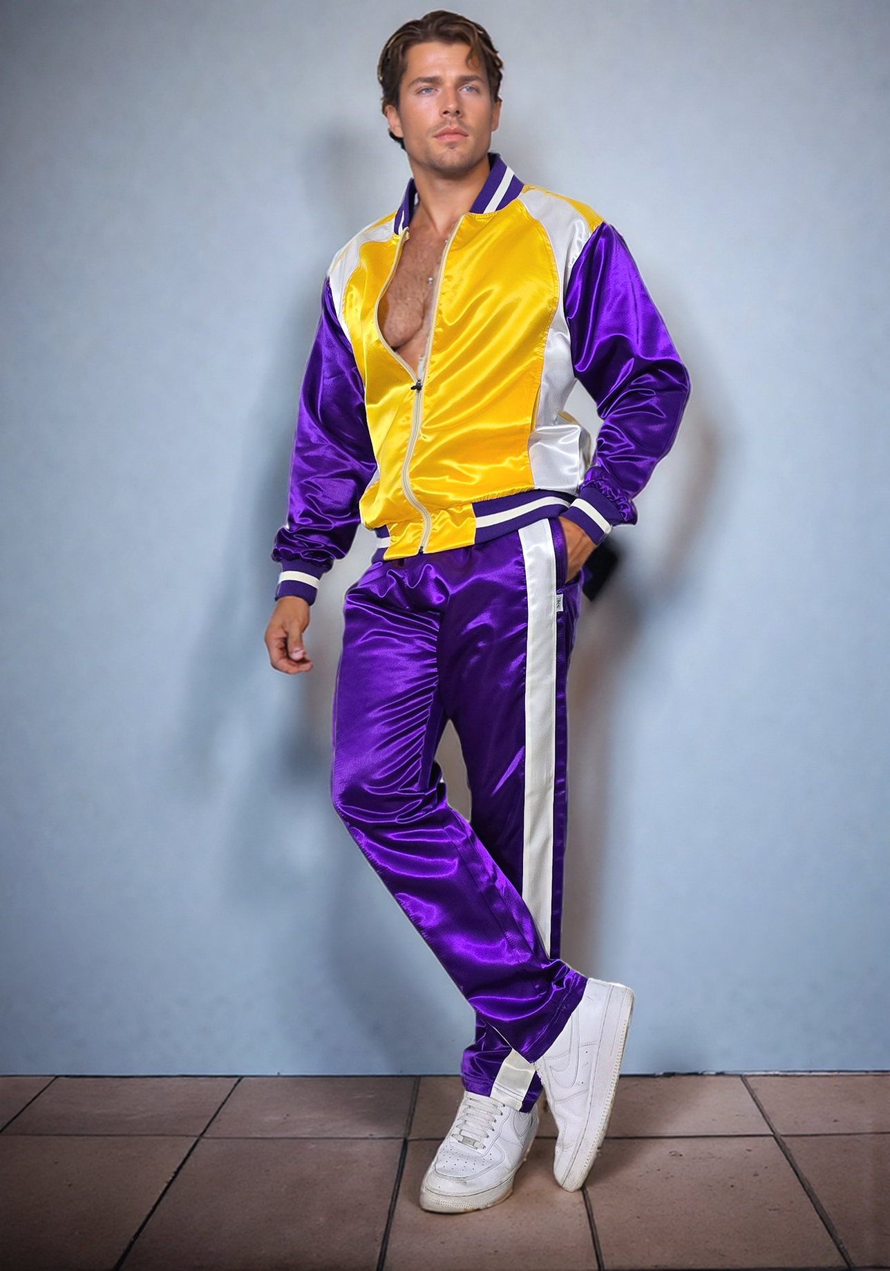 Schimmernde Eleganz: Activewear-Ensemble aus Satin-Nylon in Gold und Rot